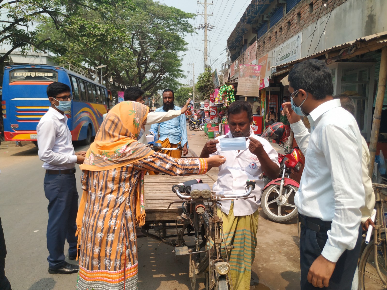 জনসাধারণের মাঝে মাস্ক বিতরন 