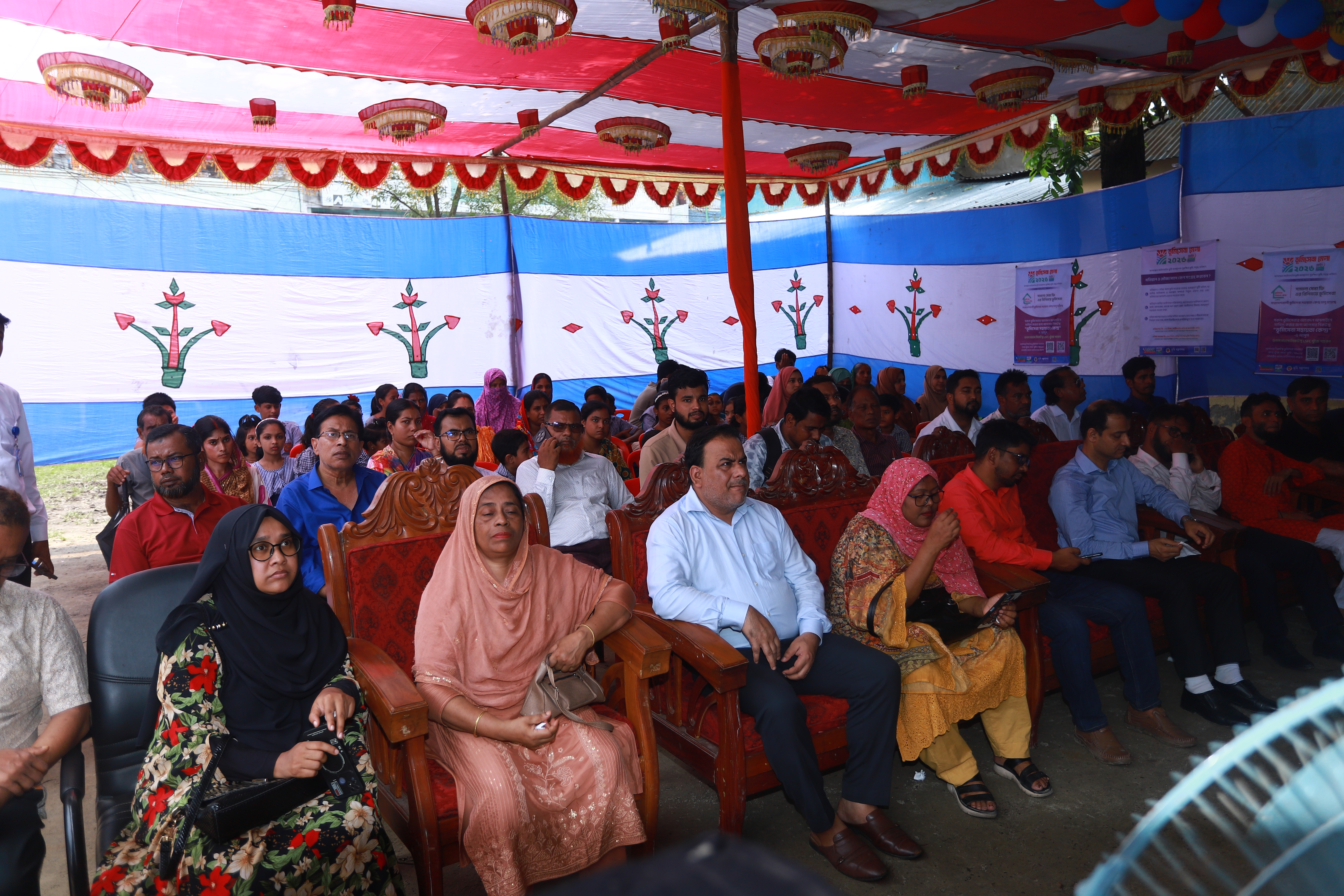জনসচেতনতামূলক সভায় স্থানীয় প্রশাসনের কর্মকর্তা, বীর মুক্তিযোদ্ধা, জনপ্রতিনিধি, গণমাধ্যমকর্মী এবং সাধারণ ভূমি সেবা প্রত্যাশীদের ব্যাপক অংশগ্রহণ।