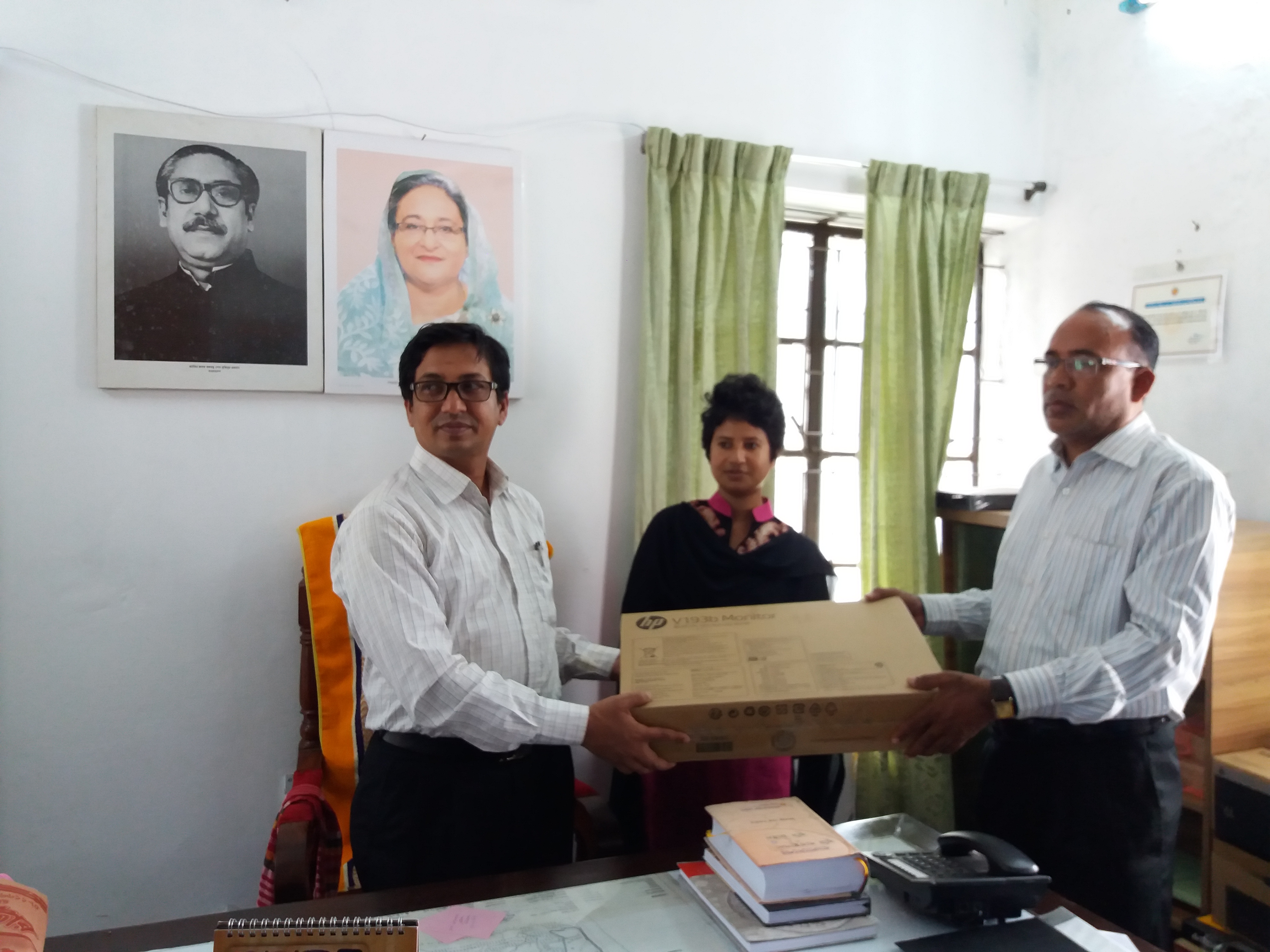 ইউনিয়ন ভূমি অফিসে ল্যাপটপ বিতরণ