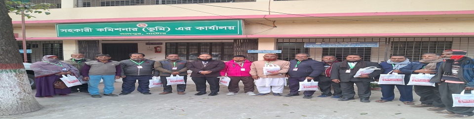 কর্মচারীদের পোশাক বিতরণ