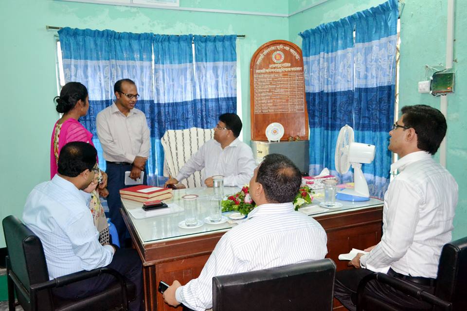 মাননীয় বিভাগীয় কমিশনার,রাজশাহী মহোদয়ের উপজেলা ভূমি অফিস পরিদর্শন (২৬/০৮/২০১৫ খ্রি.তারিখ)