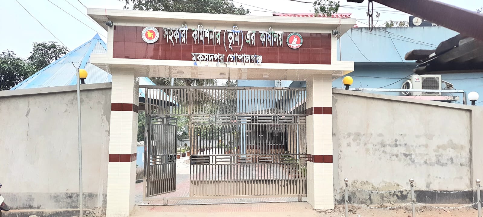 উপজেলা ভূমি অফিস, মুকসুদপুর, গোপালগঞ্জ এর প্রধান ফটক।