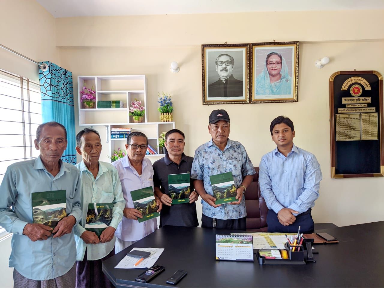 মৌজা হেডম্যানদেরকে পার্বত্য চট্টগ্রাম বিষয়ক আইন বই বিতরণ