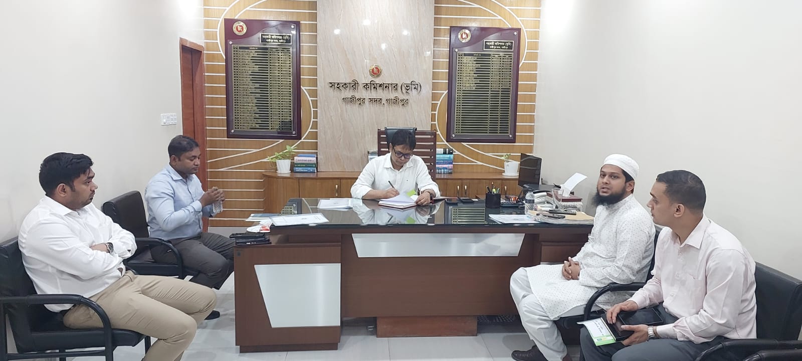জেলা প্রশাসক মহোদয় কর্তৃক অফিস পরিদর্শন ও বৃক্ষরোপণ