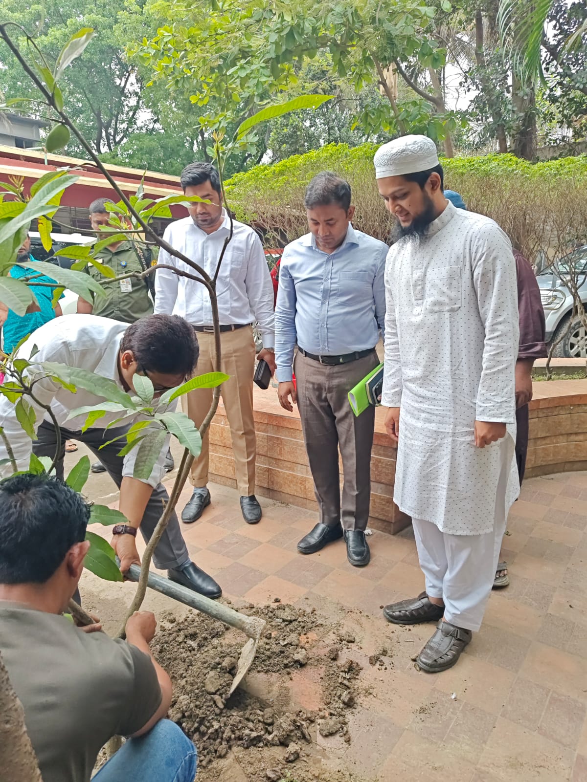 জেলা প্রশাসক মহোদয় কর্তৃক অফিস পরিদর্শন ও বৃক্ষরোপণ ।
