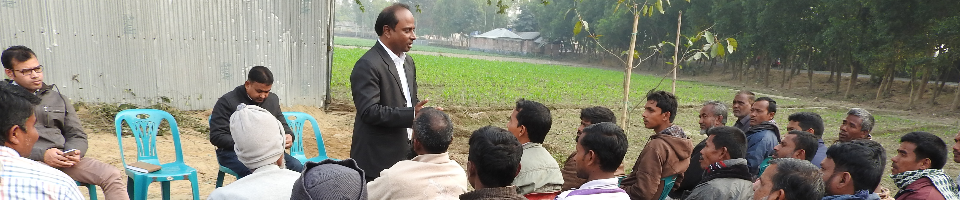 আঞ্চলিক বেতার কৃষি অফিসার কৃষি তথ্য সার্ভিস রংপুর মহোদয় কৃষকদের কৃষি বিষয়ক পরামর্শ দিচ্ছেন।