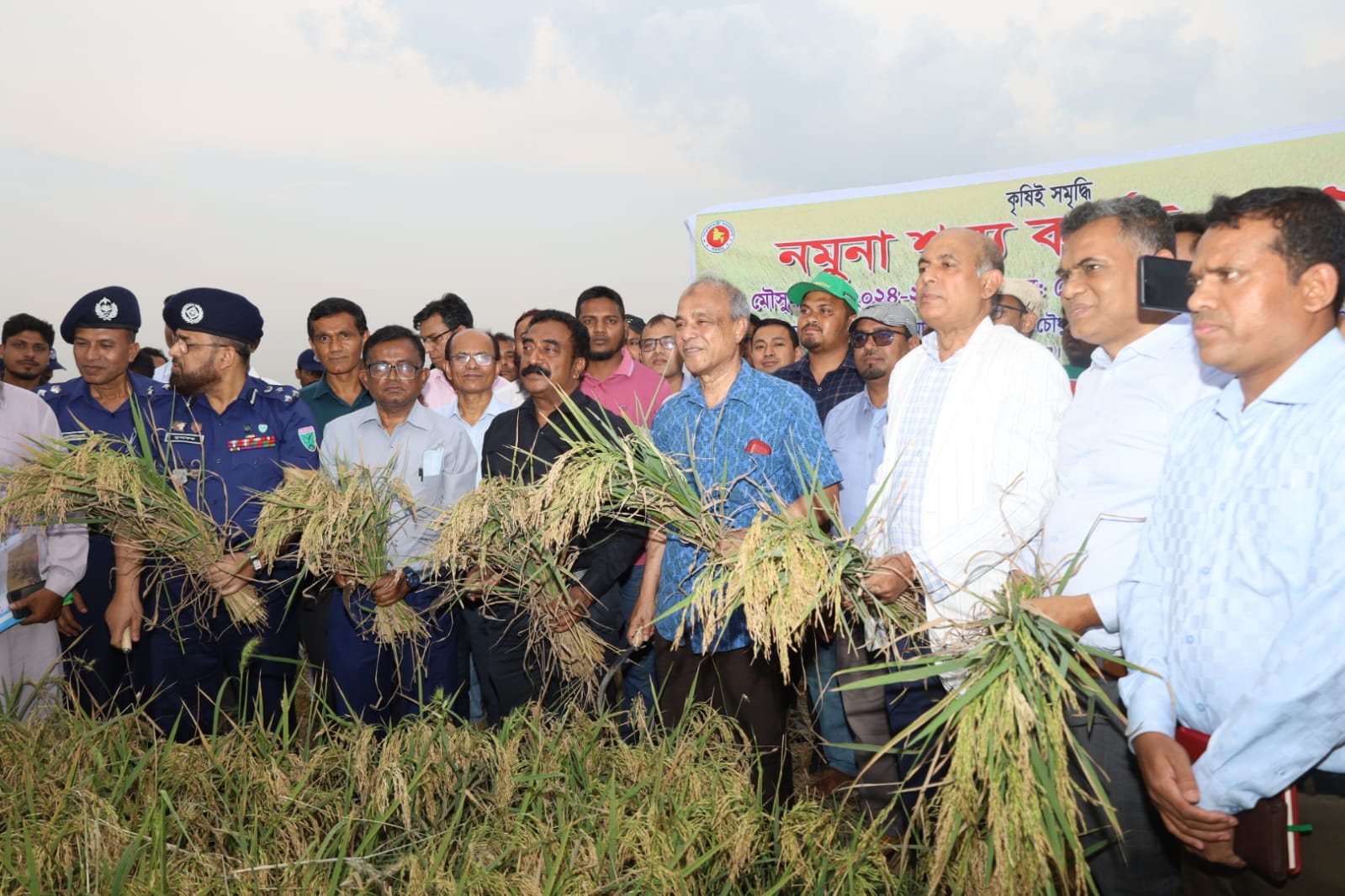 সুনামগঞ্জের হাওরে ১০ এপ্রিল, ২০২৫ তারিখে উপদেষ্টা মহোদয়ের ক্রোপ কাটিং অনুষ্ঠান উদ্বোধন