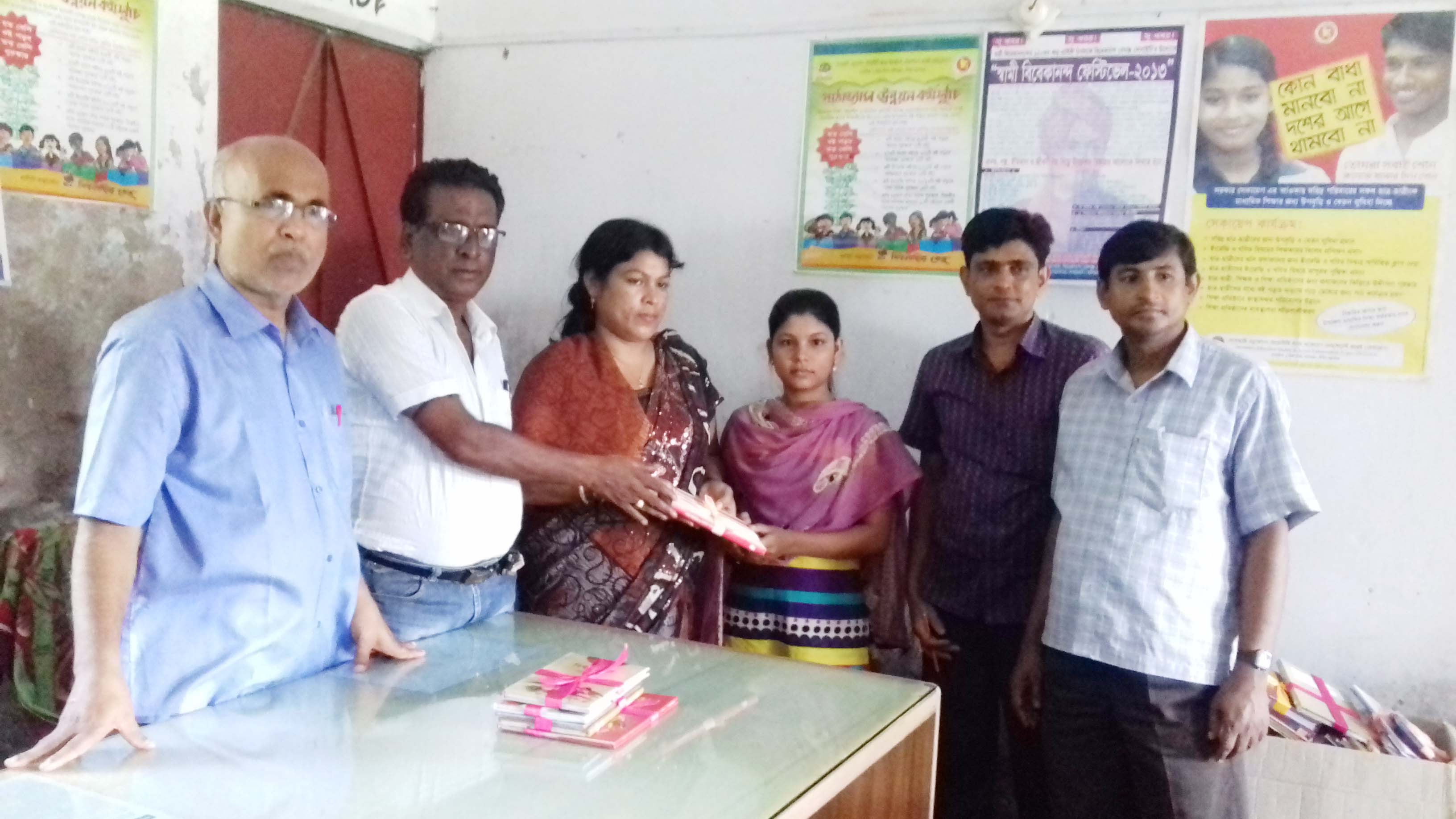 কৃতি শিক্ষার্থিদের মাঝে বই বিতরণ