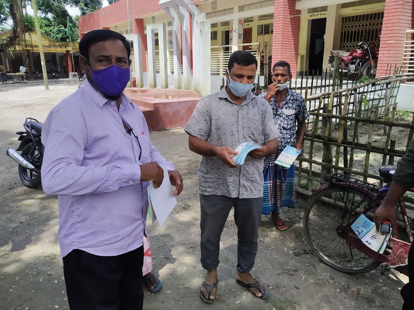 ইউনিয়ন পর্যায়ে কোভিড-১৯ প্রতিরোধে জনসচেতনা তৈরীর লক্ষে জনগণের মাঝে লিফলেট বিতরণ