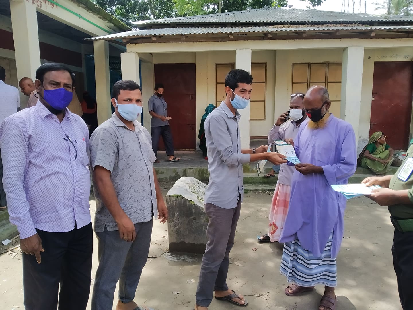 ইউনিয়ন পর্যায়ে কোভিড-১৯ প্রতিরোধে জনসচেতনা তৈরীর লক্ষে জনগণের মাঝে লিফলেট বিতরণ