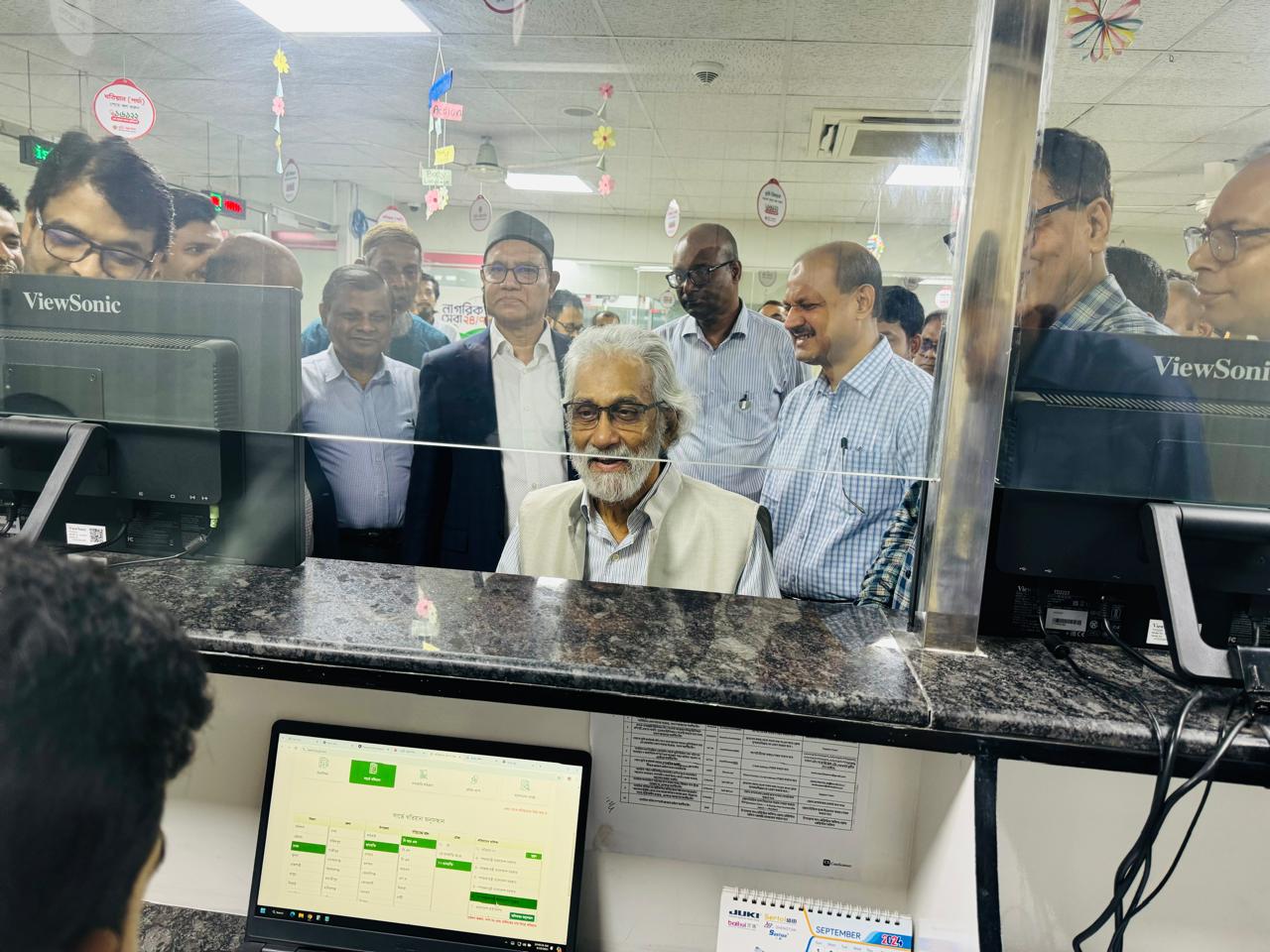 মাননীয় উপদেষ্টা ১০/০৯/২০২৪ তারিখে ভূমি সেবা কেন্দ্র এবং কল সেন্টার পরিদর্শন করেন