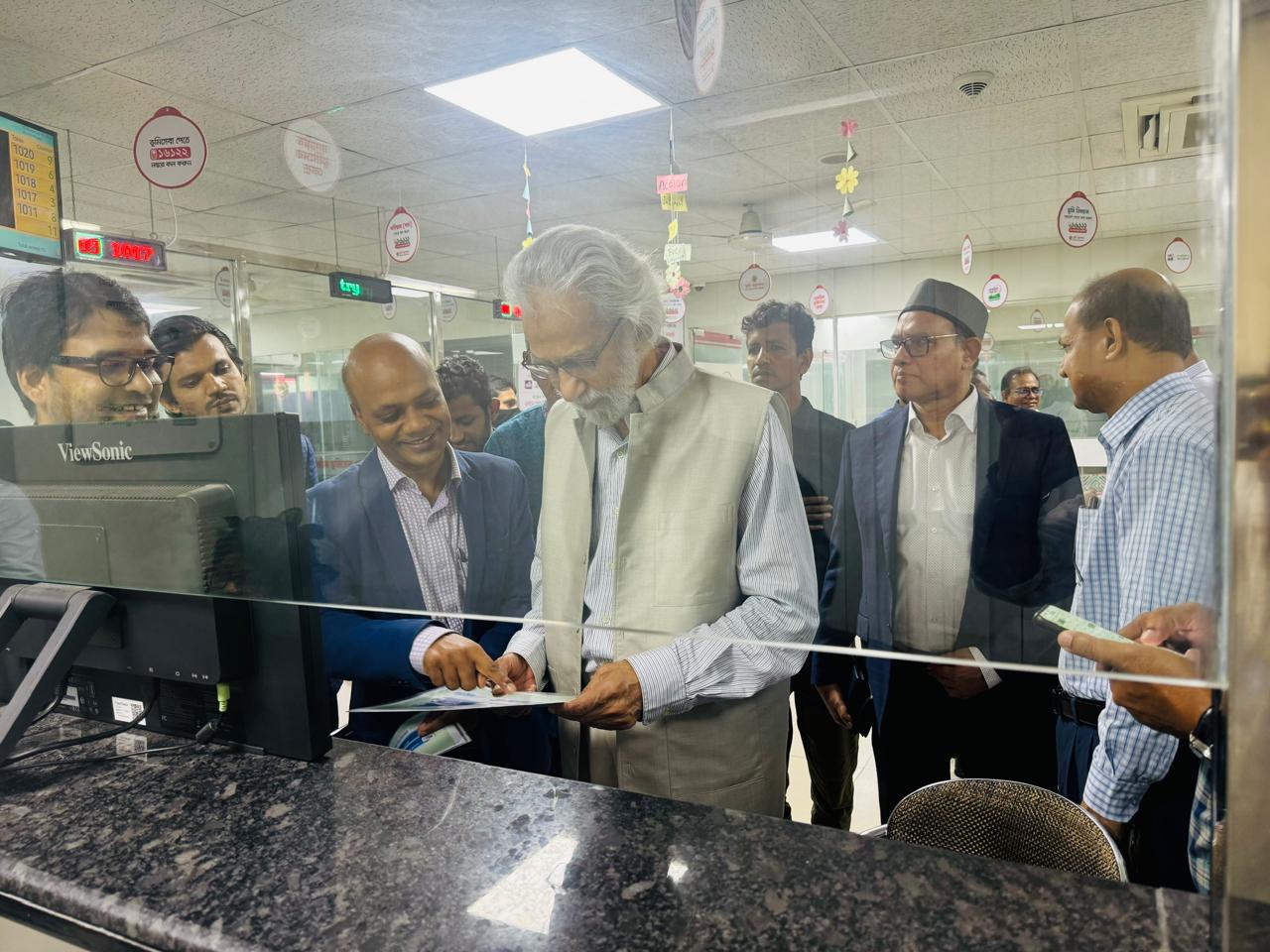 মাননীয় উপদেষ্টা ১০/০৯/২০২৪ তারিখে ভূমি সেবা কেন্দ্র এবং কল সেন্টার পরিদর্শন করেন