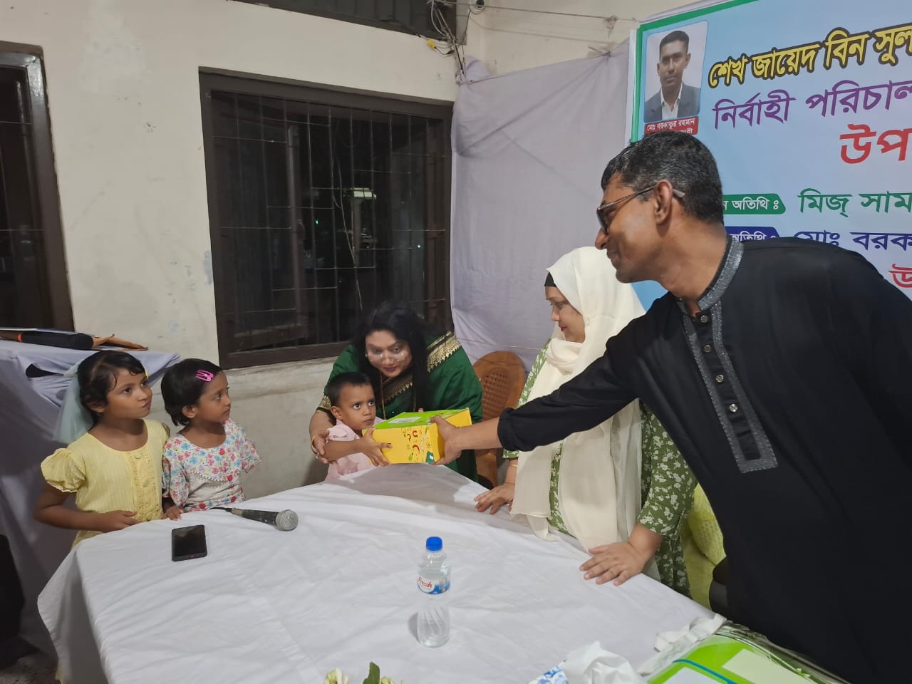 শেখ জায়েদ বিন সুলতান আল-নাহিয়ান ট্রাস্ট (বাংলাদেশ)-এর নির্বাহী পরিচালক দায়িত্ব ভার অর্পনকালীন নিবাসীদের মাঝে স্কেডস বিতরন