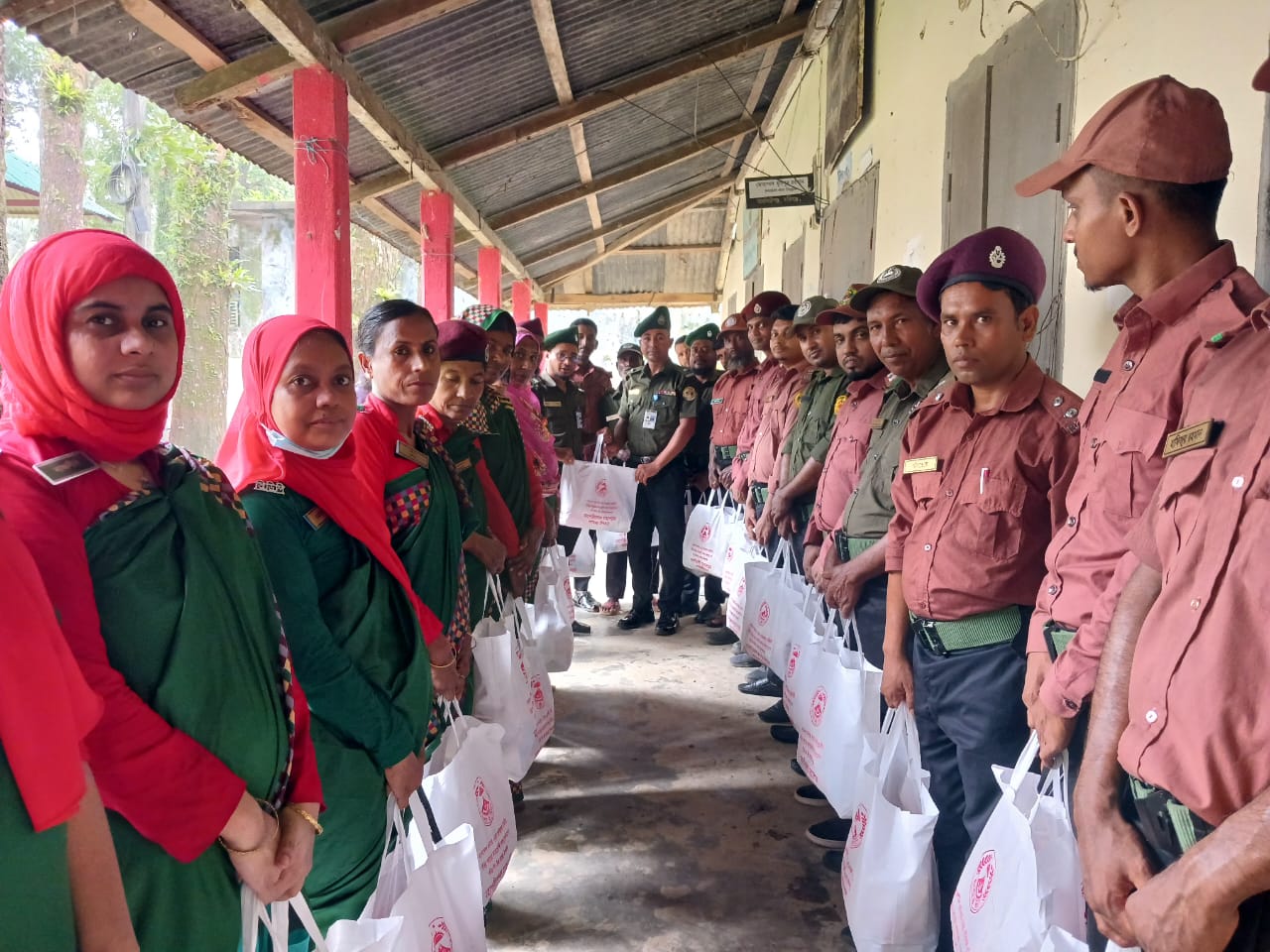 ভাতাভোগী সদস্য- সদস্যাদের মধ্যে ঈদ উপহার সামগ্রী বিতরণ