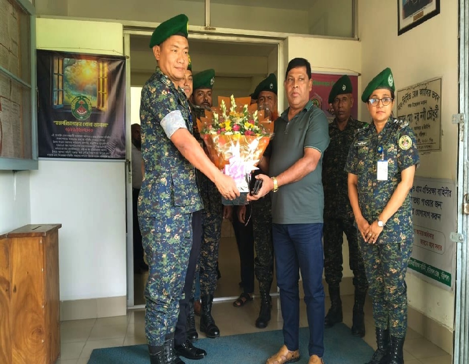 নতুন রেঞ্জ কমান্ডার মোঃ আব্দুস সামাদ স্যারকে ফুলেল শুভেচ্ছা