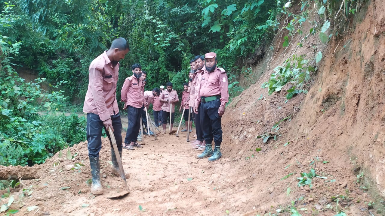 সম্প্রতি অতি বৃষ্টিতে পাহাড় ধসে মাটি পড়ে আটকে যাওয়া রাস্তার প্রতিবন্ধকতা দূর করে দিচ্ছেন হিল ভিডিপি সদস্যগণ।