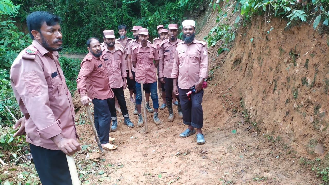 সম্প্রতি অতি বৃষ্টিতে পাহাড় ধসে মাটি পড়ে আটকে যাওয়া রাস্তার প্রতিবন্ধকতা দূর করে দিচ্ছেন হিল ভিডিপি সদস্যগণ।