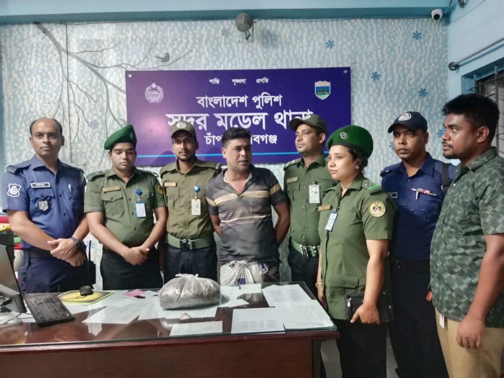আনসার বাহিনীর হাতে শীর্ষ কারবারি বকুল ১ কেজি গাঁজা নিয়ে হাতেনাতে আটক