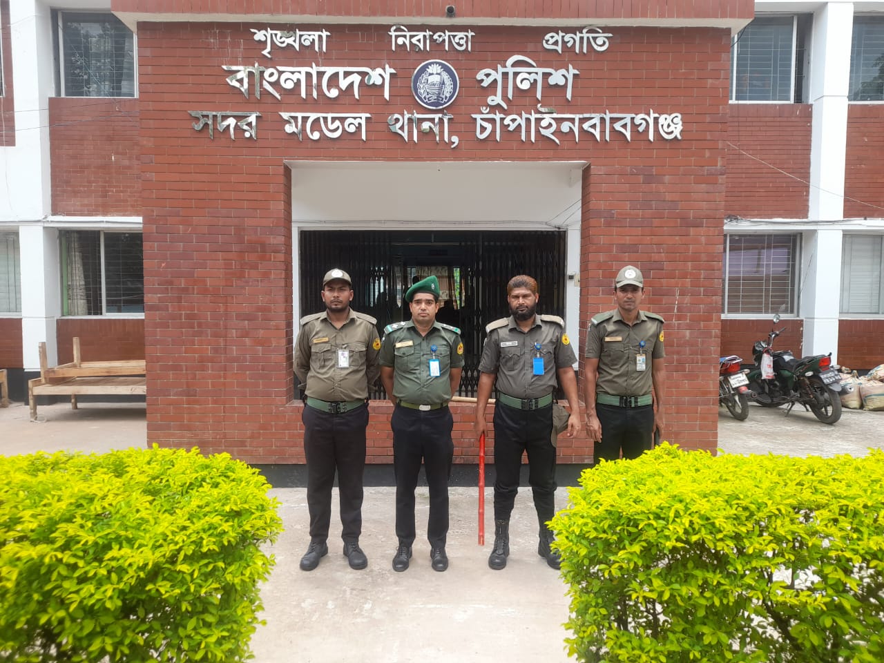 আইনশৃঙ্খলা পরিস্থিতি স্বাভাবিক রাখতে আনসার-ভিডিপি দায়িত্ব পালনকালে সদর মডেল থানায় অংশগ্রহণ।