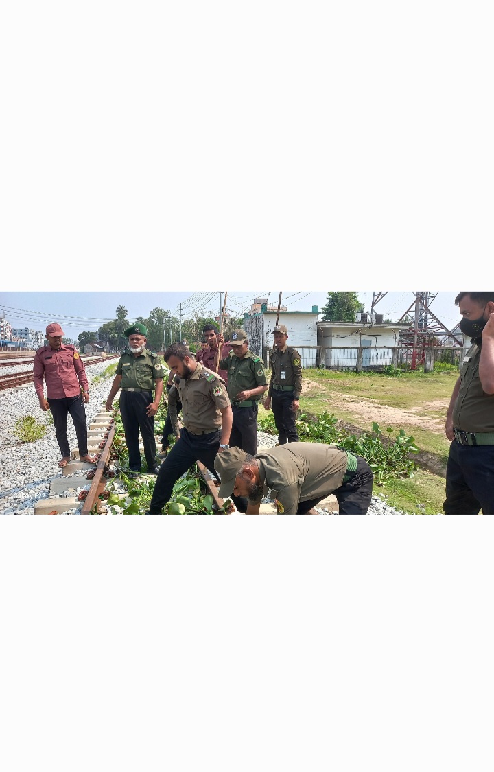 রেললাইনে কচুরি পনা ও পানি দিয়ে কুমিল্লা রেল ষ্টেশনে