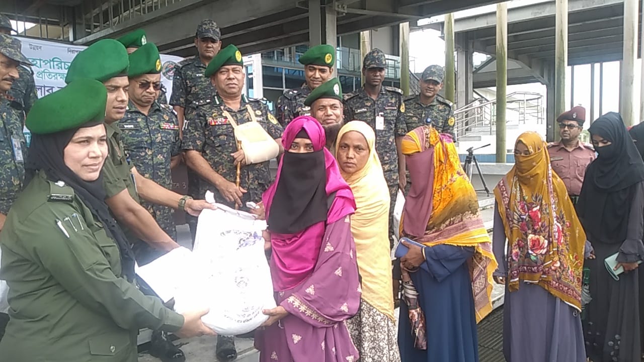 সাম্প্রতিক বন্যা-২০২৪ উপলক্ষে আনসার ও ভিডিপির পক্ষ থেকে ত্রান বিতরন।