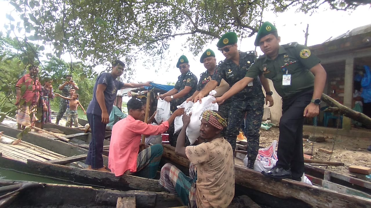 সাম্প্রতিক বন্যা-২০২৪ উপলক্ষে আনসার ও ভিডিপির পক্ষ থেকে ত্রান বিতরন।
