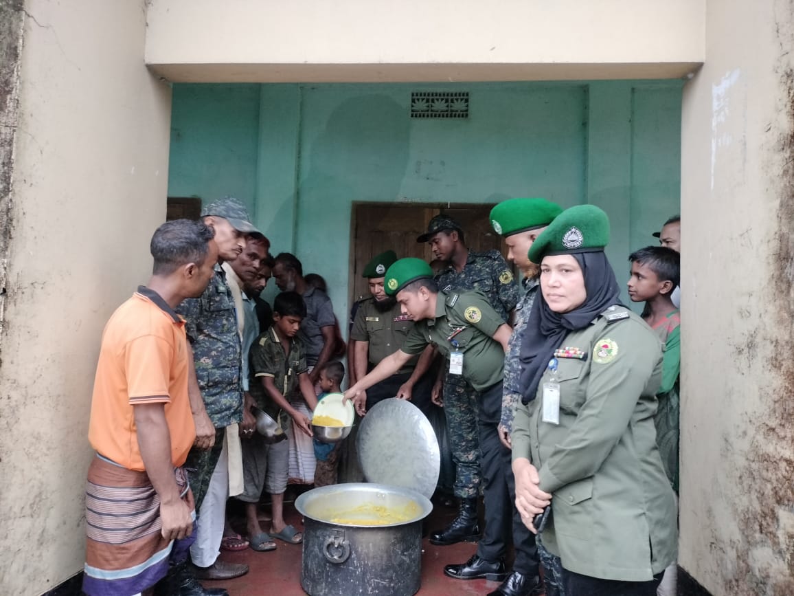 সাম্প্রতিক বন্যা-২০২৪ উপলক্ষে আনসার ও ভিডিপির পক্ষ থেকে রান্না করা খাবার ও ত্রান বিতরন।