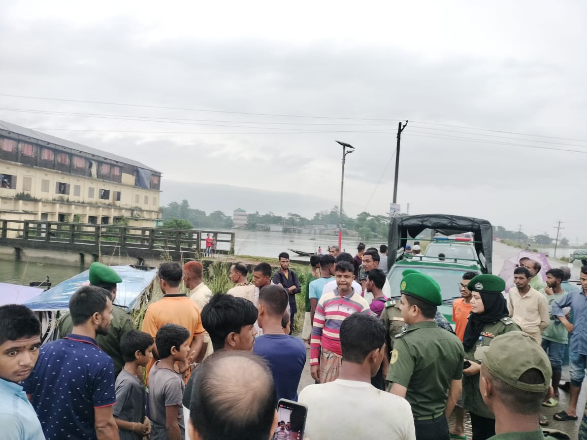 সাম্প্রতিক বন্যা-২০২৪ উপলক্ষে আনসার ও ভিডিপির পক্ষ থেকে রান্না করা খাবার ও ত্রান বিতরন।