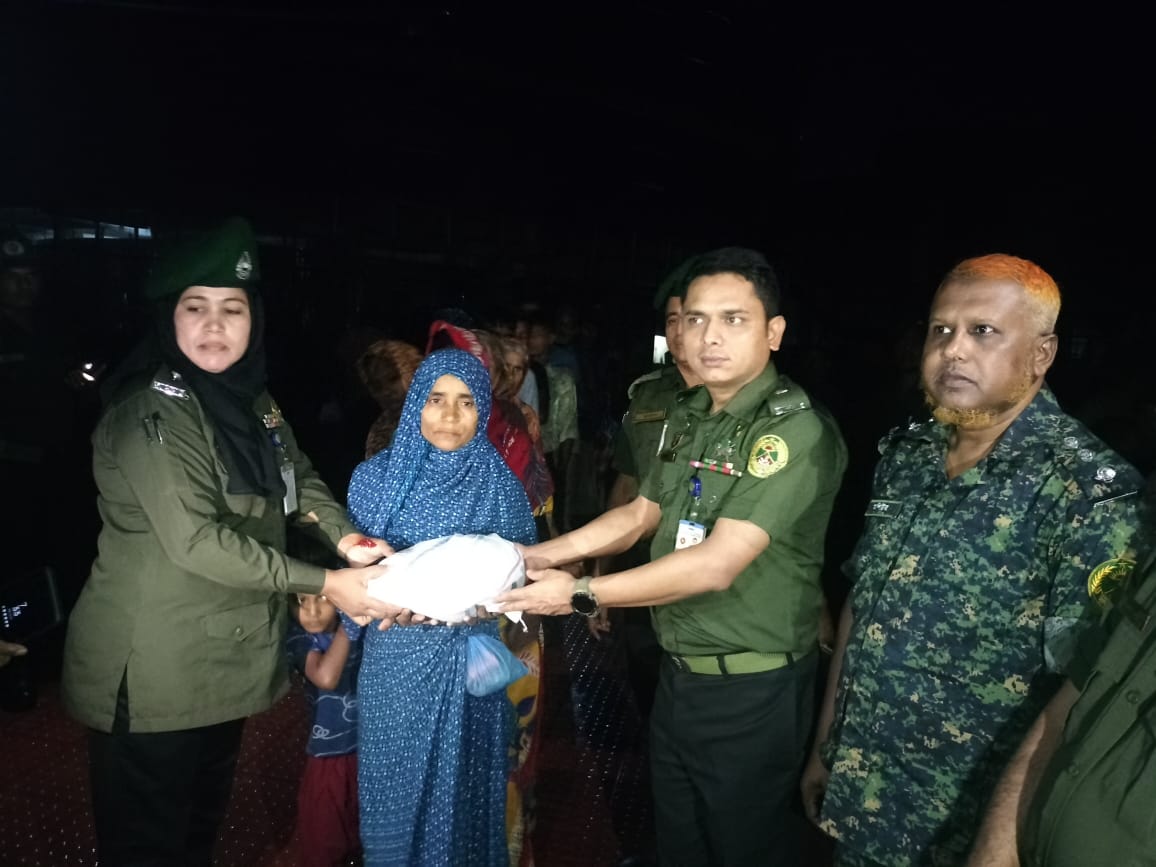 সাম্প্রতিক বন্যা-২০২৪ উপলক্ষে আনসার ও ভিডিপির পক্ষ থেকে রান্না করা খাবার ও ত্রান বিতরন।