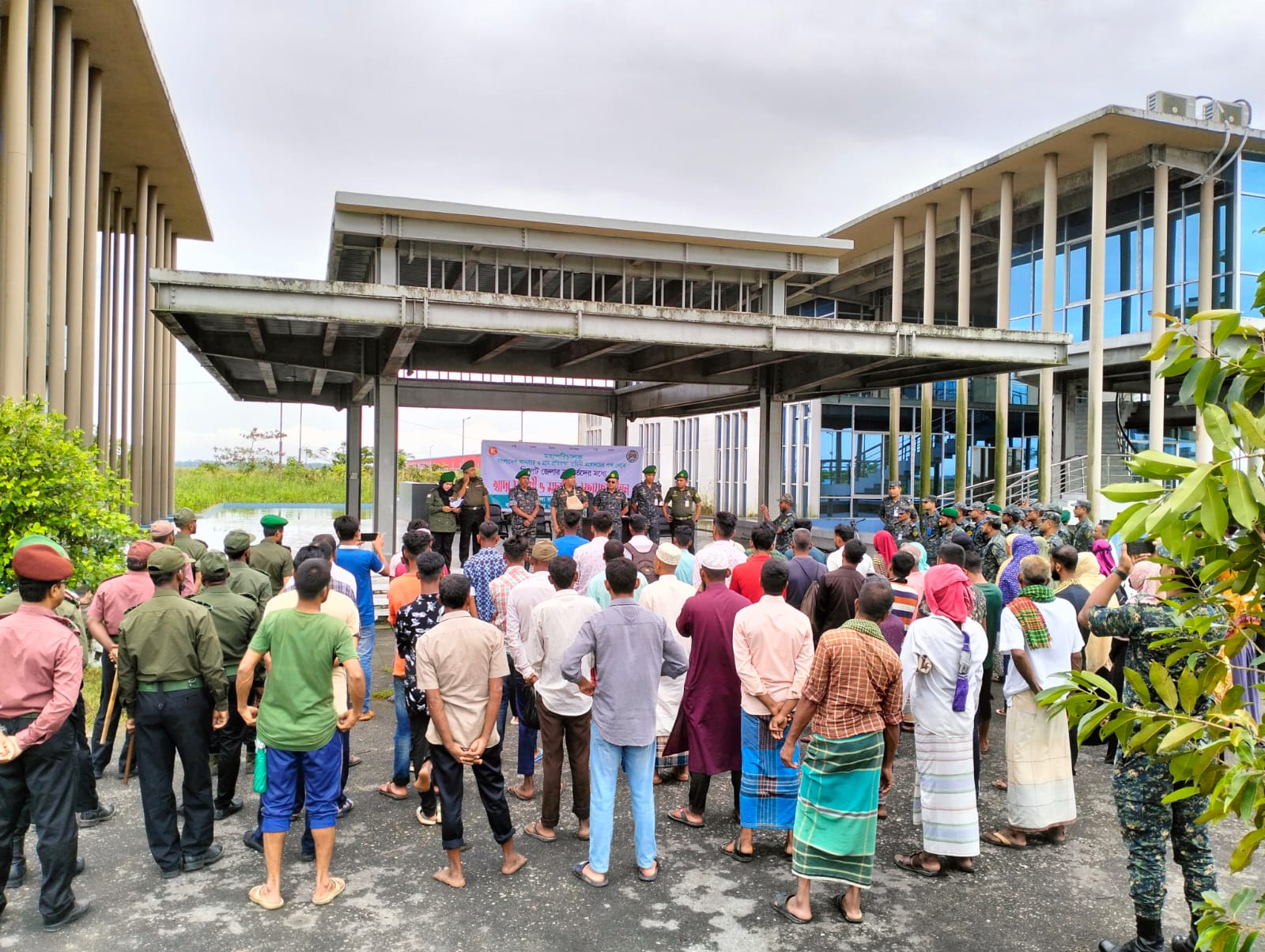 সাম্প্রতিক বন্যা-২০২৪ উপলক্ষে আনসার ও ভিডিপির পক্ষ থেকে ত্রান বিতরন।