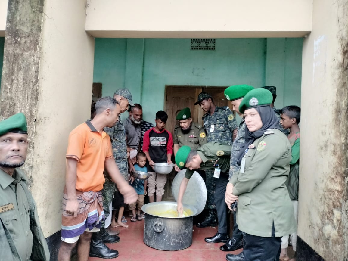 সাম্প্রতিক বন্যা-২০২৪ উপলক্ষে আনসার ও ভিডিপির পক্ষ থেকে রান্না করা খাবার ও ত্রান বিতরন।