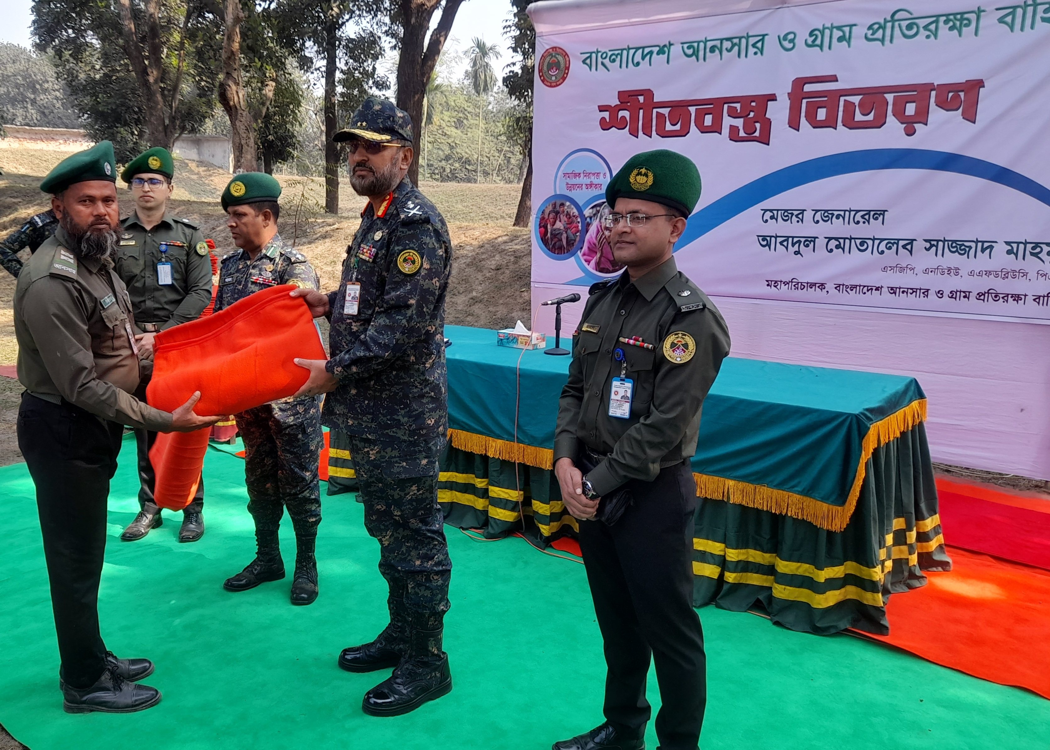 মহাপরিচালক মহোদয় কর্তৃক ভাতাভোগী সদস্যদের মাঝে শীতবস্ত্র বিতরণ।