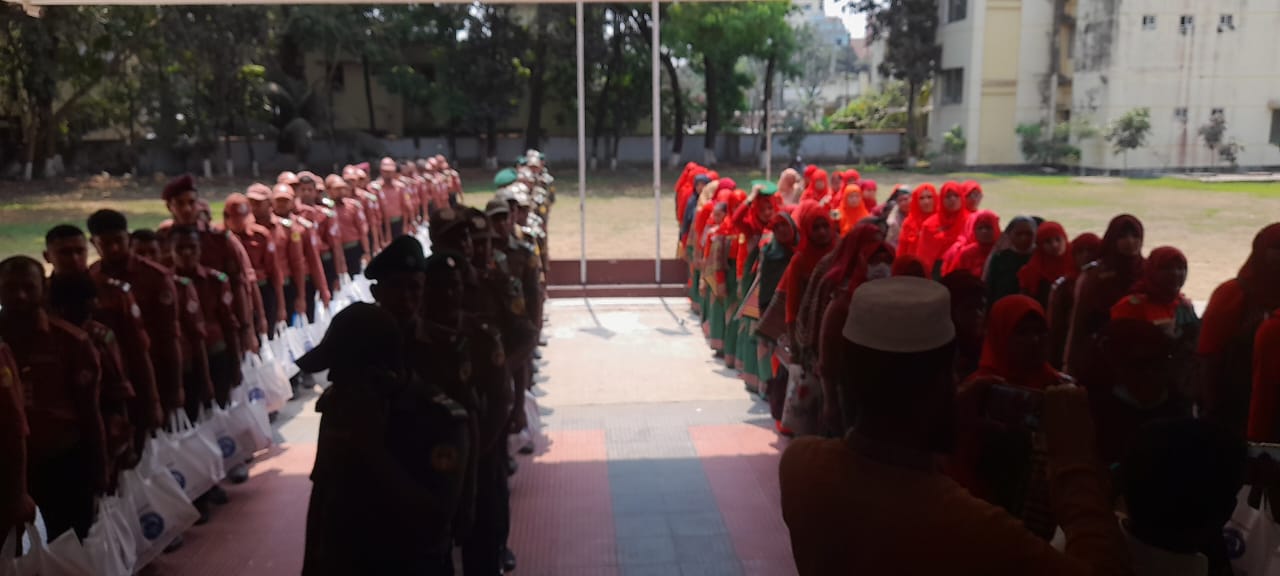 উপহার সামগ্রী বিতরণ