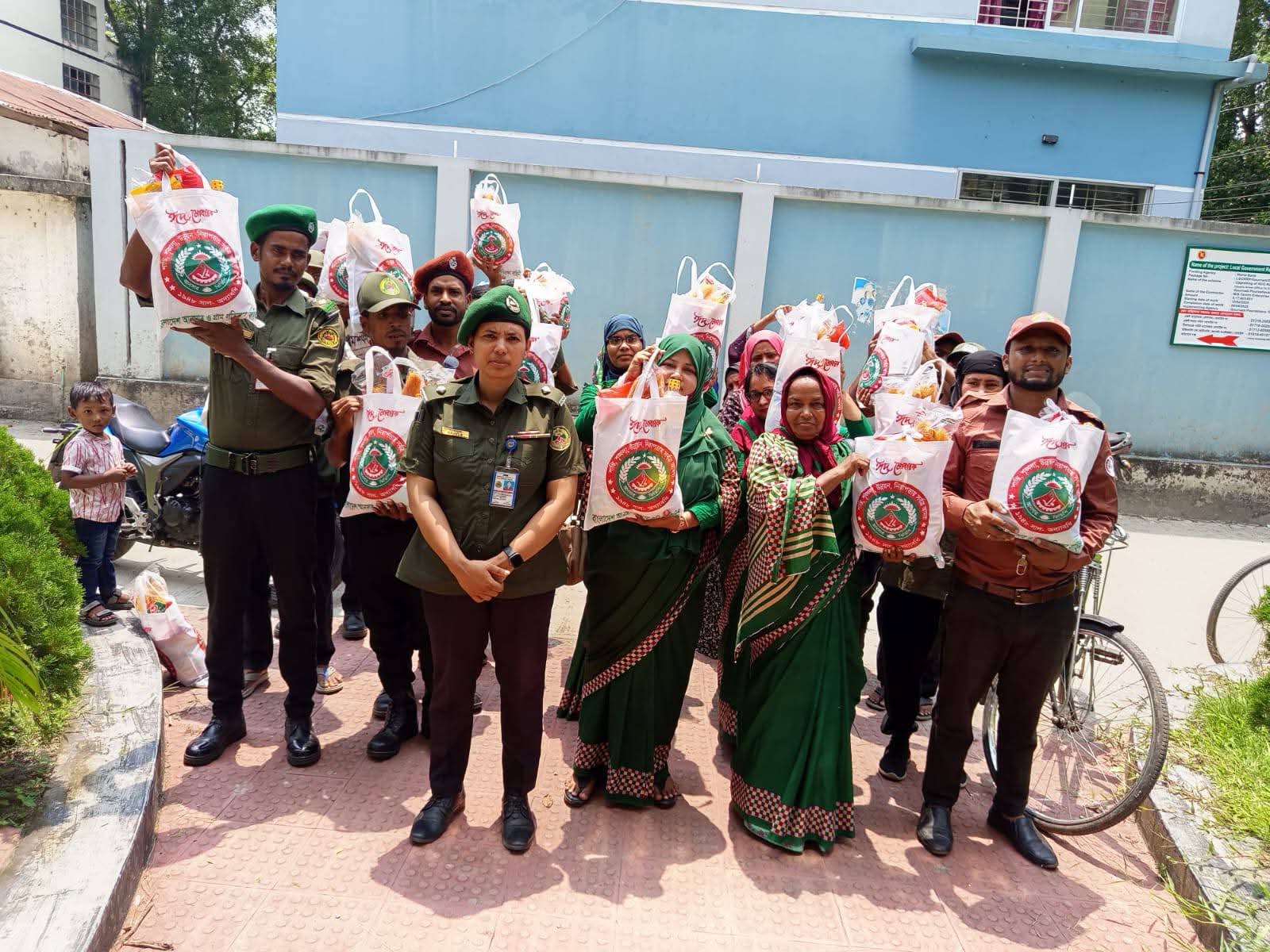 মহাপরিচালকের মহোদয় পক্ষ থেকে ্ঈদ ্হউপহার সামগ্রী