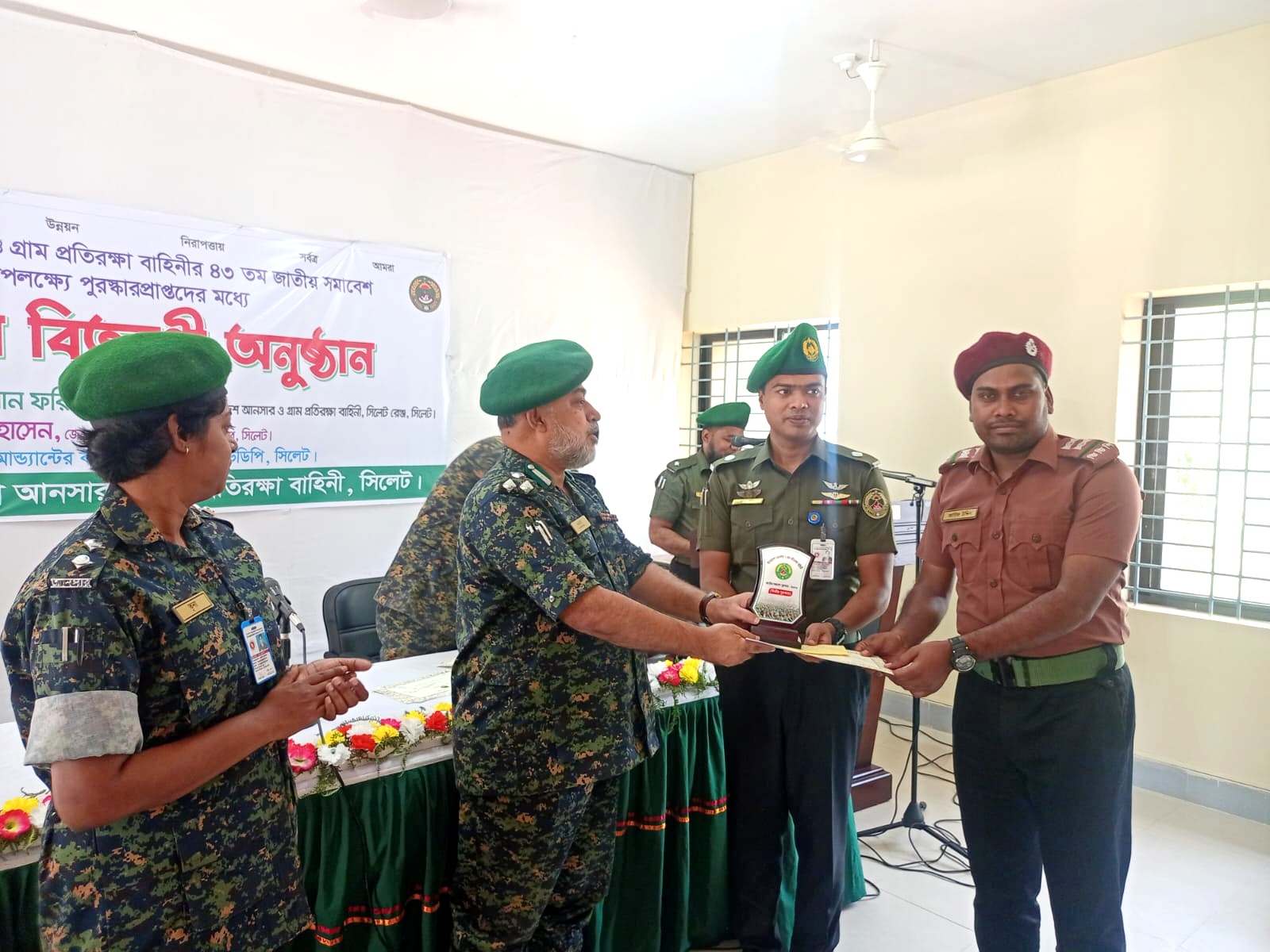 বাংলাদেশ আনসার ও ভিডিপি উপ-মহাপরিচালক মোঃ নূরুল হাসান ফরিদী মহোদয় ও জেলা কমান্ড্যান্ট ফয়সাল হোসেন মহোদয় ৪৩ তম জাতীয় পুরষ্কার হাতে তোলে দিতেছেন ০১নং রুস্তমপুর ইউনিয়ন দলনেতা আরিফ উদ্দিন কে।