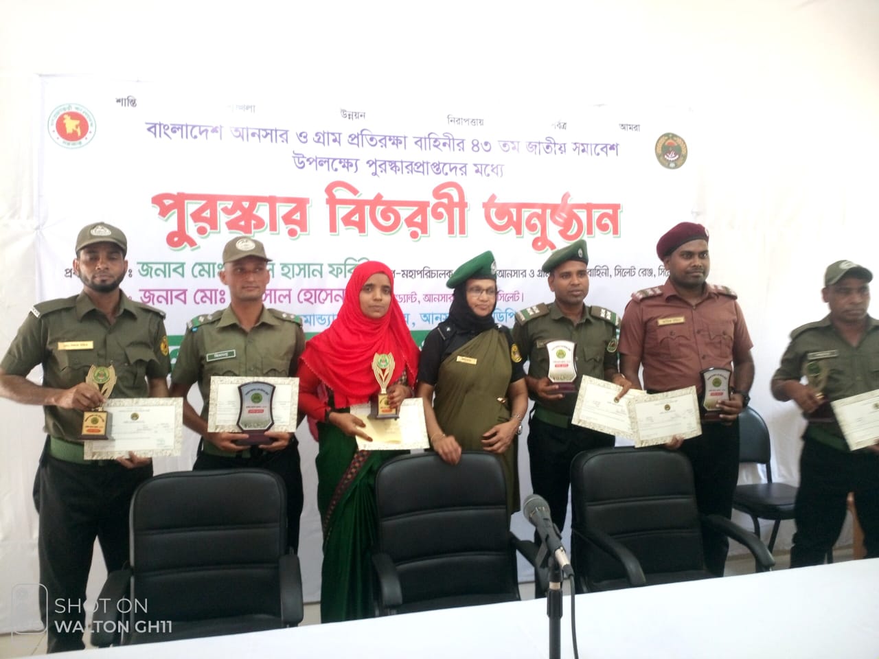 বাংলাদেশ আনসার ও ভিডিপি ৪৩ তম জাতীয় পুরষ্কার প্রাপ্তদের কে নিয়ে উপজেলা কর্মকর্তা ফাতেমা বেগম।