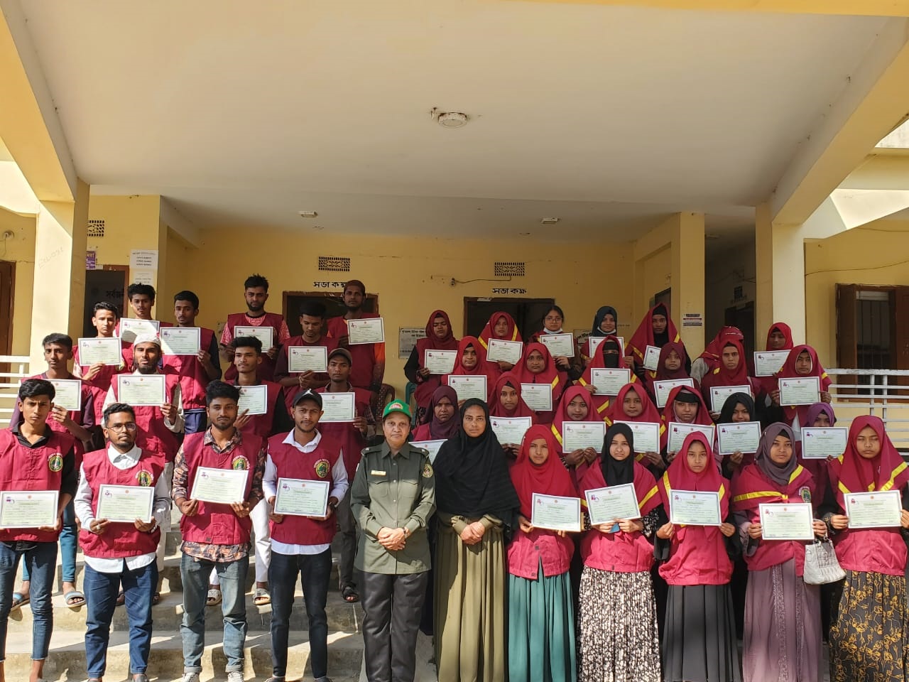 গ্রাম ভিত্তিক ভিডিপি মৌলিক প্রশিকক্ষণ সদস্য/সদস্যাদের ট্রেনিং শেষে সার্টিফিকেট প্রধান।