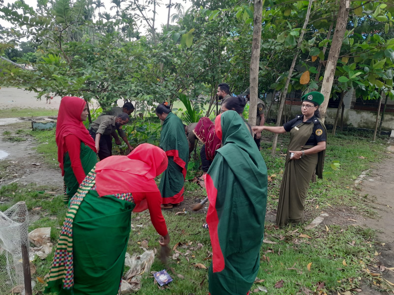 গোয়াইনঘাট উপজেলার আনসার ও ভিডিপি বাহিনী কর্তৃক পরিষ্কার পরিচ্ছন্নতার কিছু খন্ড চিত্র ।