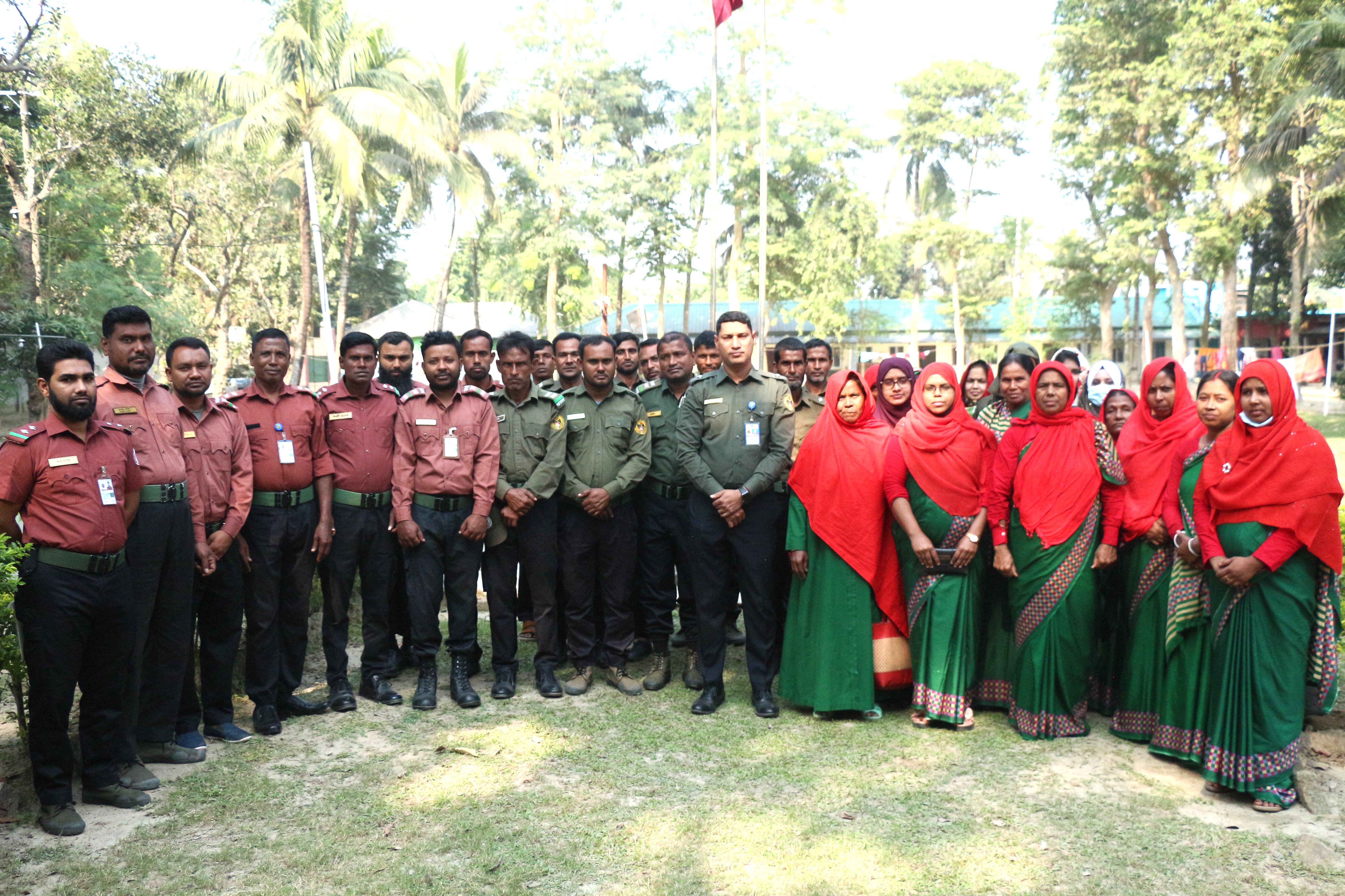 ভাতাভোগী সদস্যদের সাথে ছবি