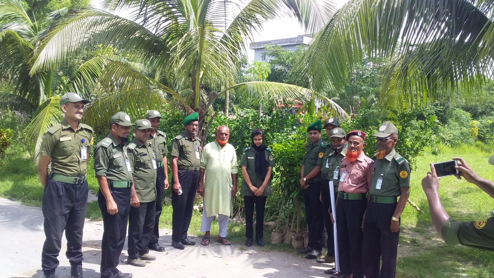 উপজেলা আনসার ও ভিডিপি অফিসের বৃক্ষ বিতরণ- 2024