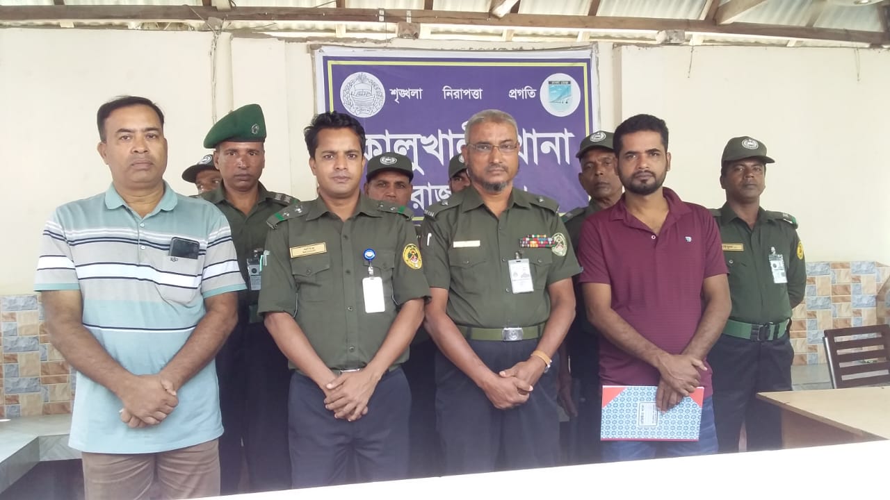 থানার নিরাপত্তায় আনসার বাহিনীর সদস্যরা