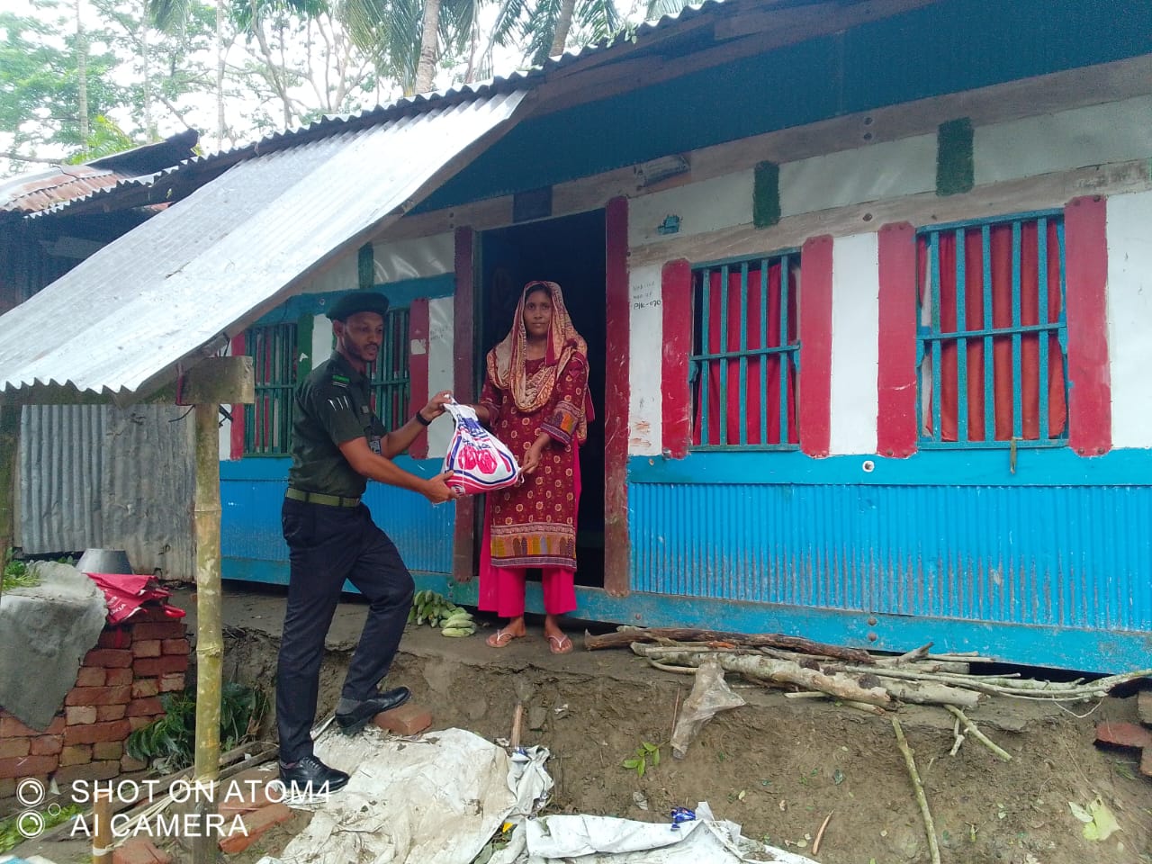 বন্যাতদের মাঝে ত্রান বিতরন