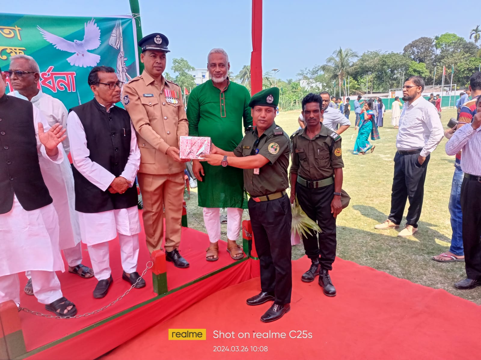 স্বাধীনতা দিবসের পুরুস্কার গ্রহনের ছবি