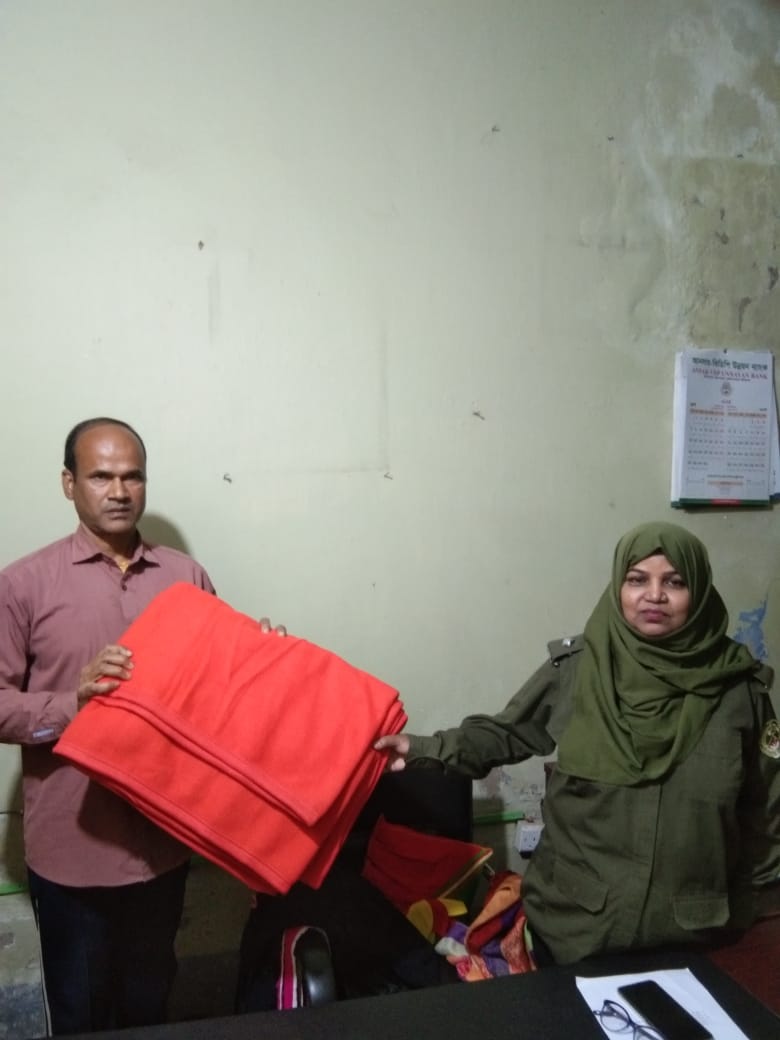 কম্বল বিতরণ