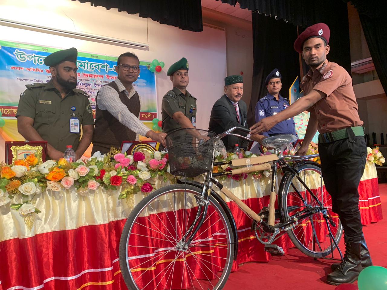 দলনেতার মাঝে বাইসাইকেল বিতরন