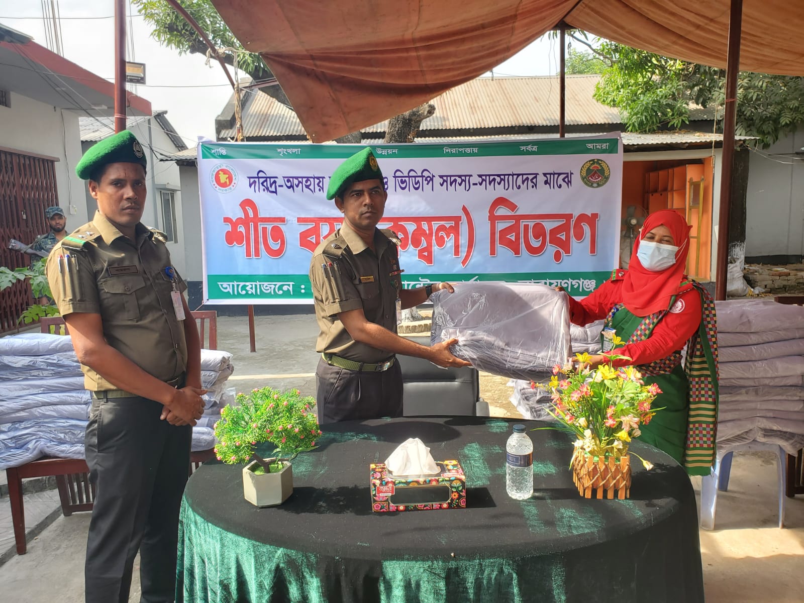 অসহায় ও দরিদ্র আনসার ভিডিপি সদস্য/সদস্যাদের মাঝে শীত বস্ত্র (কম্বল) বিতরণ/২০২২