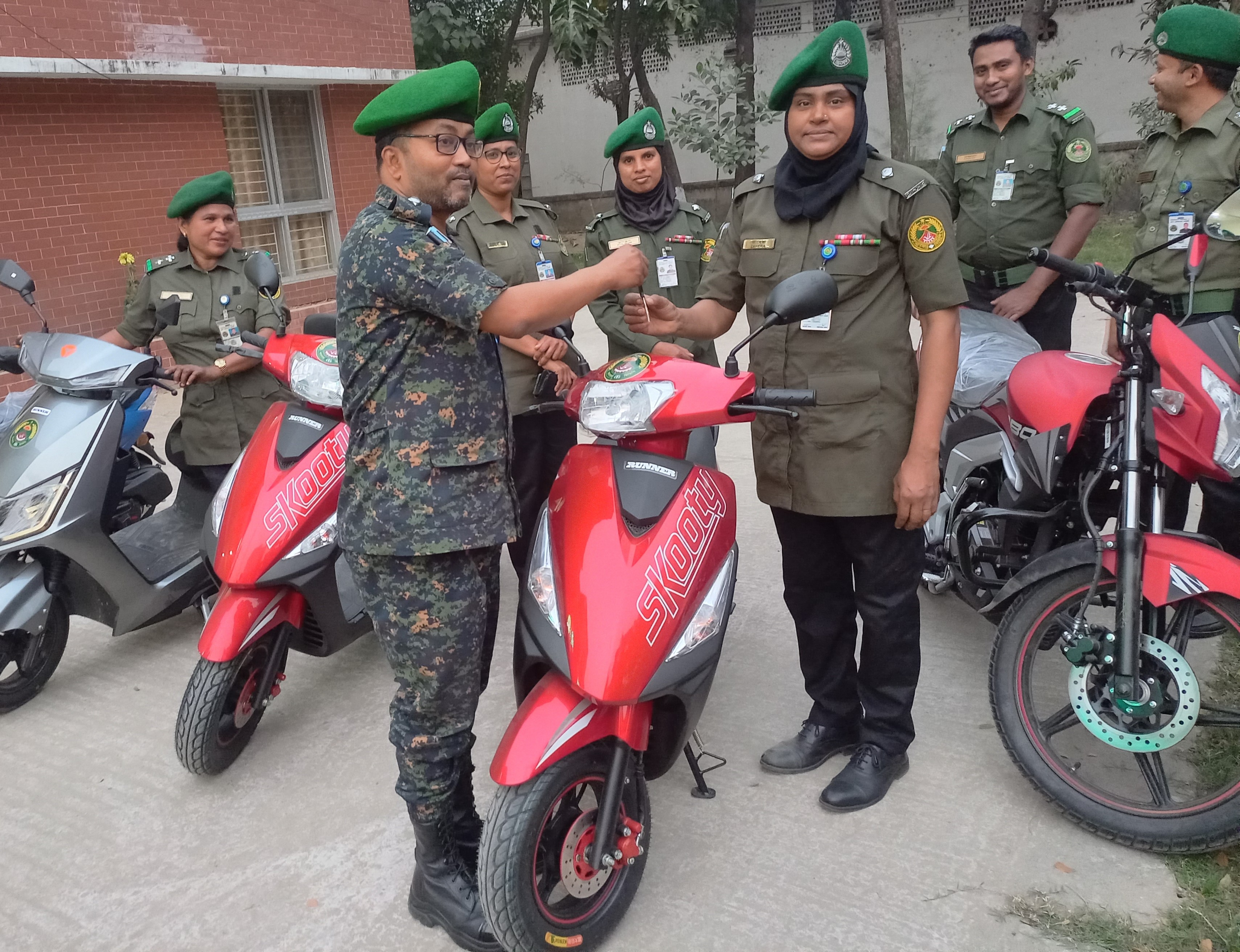 বাংলাদেশ আনসার ও গ্রাম প্রতিরক্ষা বাহিনীর পক্ষ হতে মহাপরিচালক মহোদয়ের পুরষ্কার