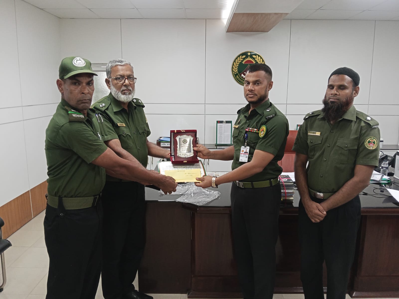 আনসার সদস্যর মাঝে পুরস্কার বিতরণ