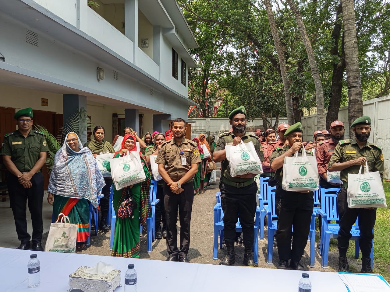 মহাপরিচালক মহোদয়ের পক্ষ হতে ভাতাভূক্ত সদস্যদের ঈদ উপহার সামগ্রী বিতরণ