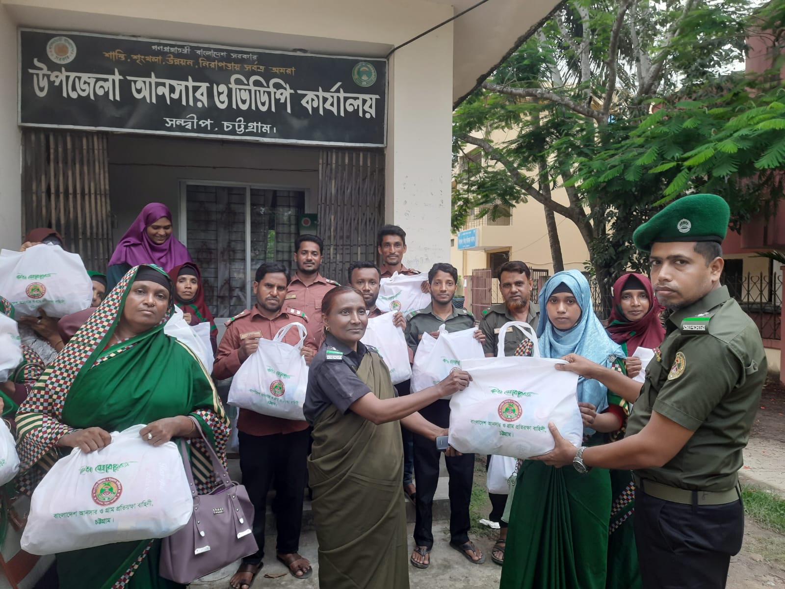 মহাপরিচালক মহোদয়ের পক্ষ হতে সদস্যদের মধ্যে ঈদ উপহার বিতরণ